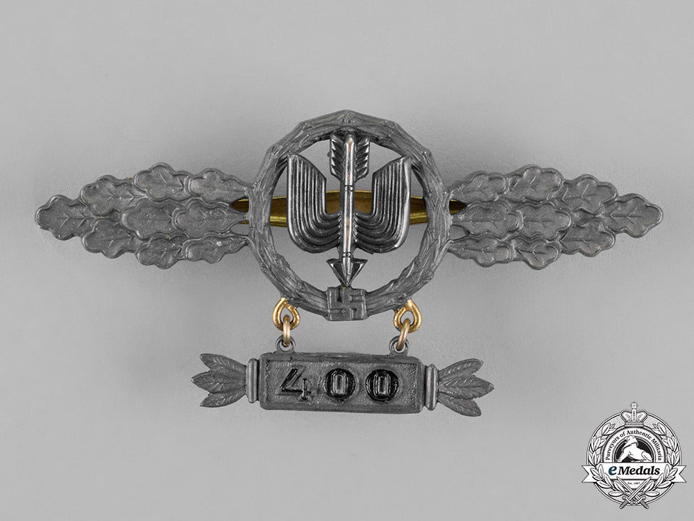 germany,_luftwaffe._a_squadron_clasp_for_long_distance_figthers,_gold_grade,_with400_hanger_c18-018144_1_1_1_1