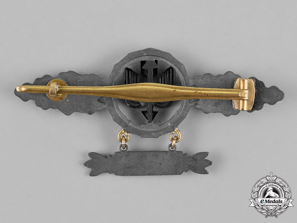 germany,_luftwaffe._a_squadron_clasp_for_long_distance_figthers,_gold_grade,_with400_hanger_c18-018145_1_1_1_1