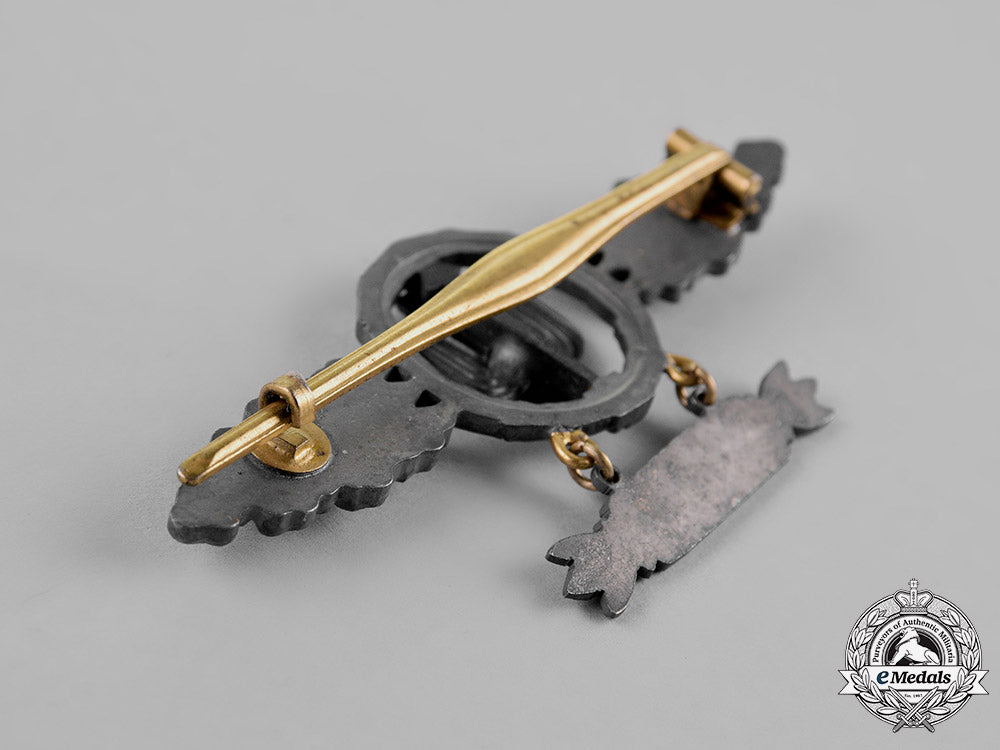 germany,_luftwaffe._a_squadron_clasp_for_long_distance_figthers,_gold_grade,_with400_hanger_c18-018146_1_1_1_1