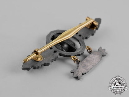 germany,_luftwaffe._a_squadron_clasp_for_long_distance_figthers,_gold_grade,_with400_hanger_c18-018146_1_1_1_1