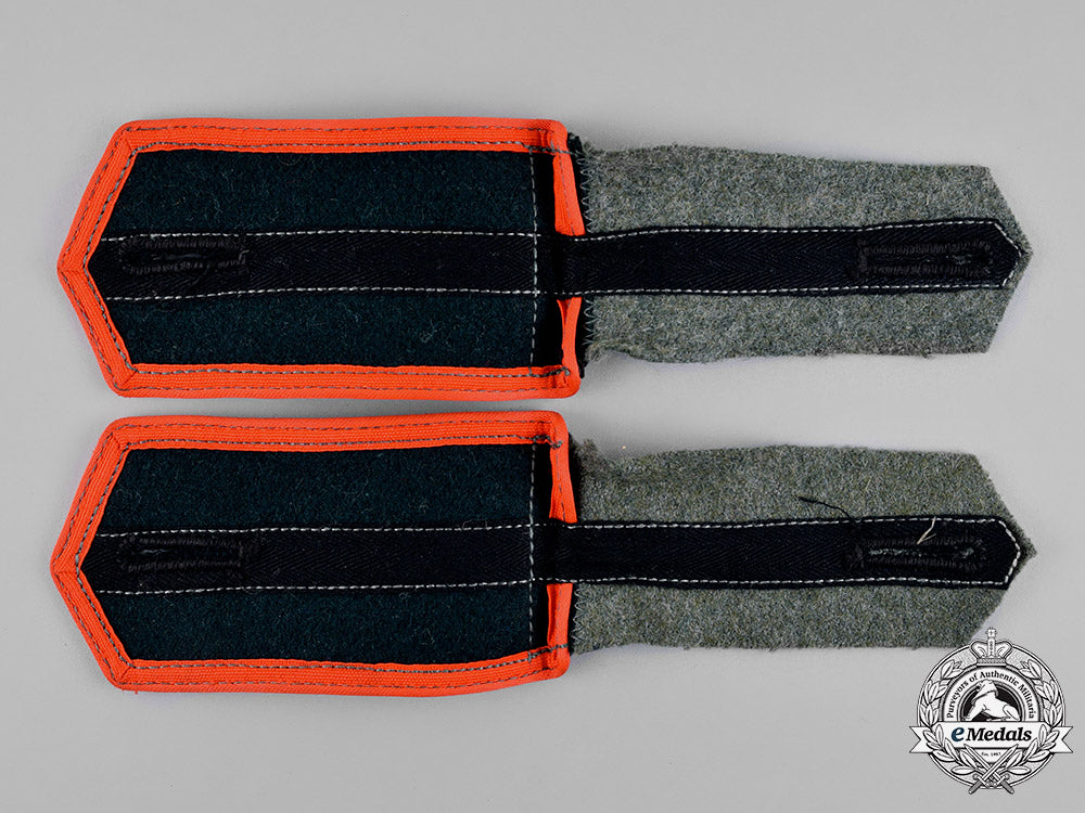 germany._a_set_of_volunteer_russian_liberation_army_em’s_shoulder_straps_c18-018247