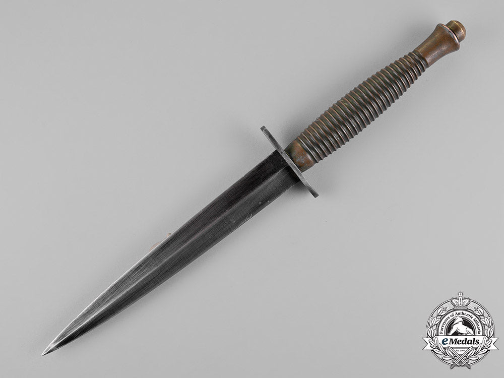 united_kingdom._a_fairbairn-_sykes_fighting_knife,3_rd_type,_c.1943_c18-018386