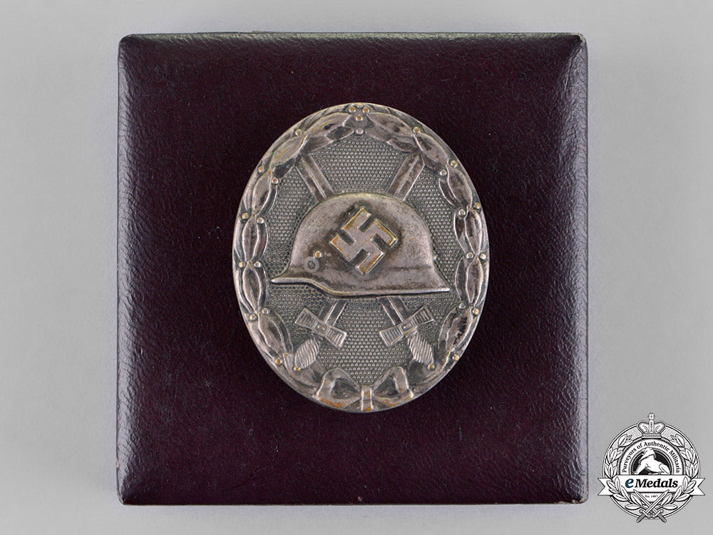 germany._an_early_silver_grade_wound_badge_by_the_official_state_mint_of_vienna_c18-018655