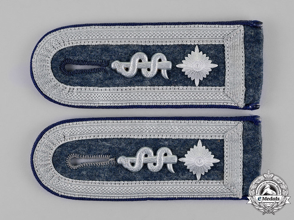 germany,_luftwaffe._a_pair_of_feldwebel's_shoulder_boards,_medical_branch_c18-018670