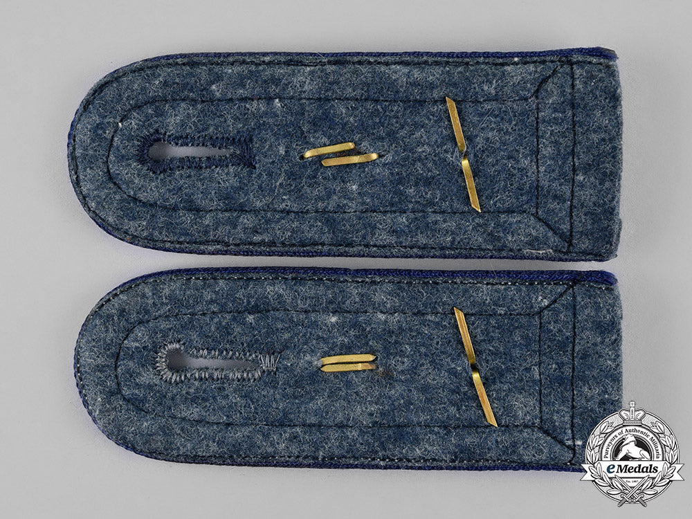 germany,_luftwaffe._a_pair_of_feldwebel's_shoulder_boards,_medical_branch_c18-018671