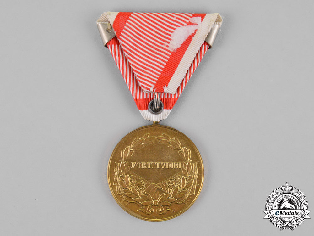 austria,_imperial._a_bravery_medal,_gold_grade_with_second_award_clasp,_c.1917_c18-018795