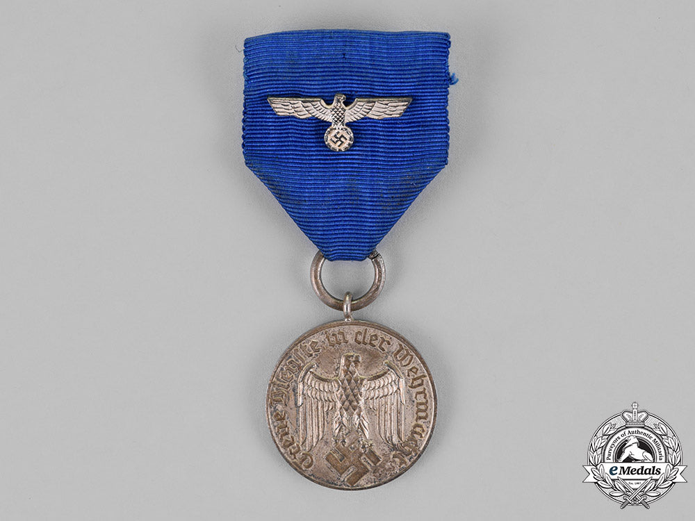 germany,_wehrmacht._a4-_year_long_service_medal_c18-019472