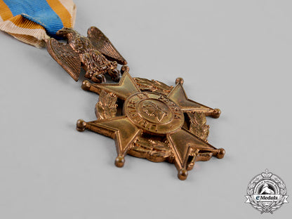 united_states._a_national_society_of_the_sons_of_the_american_revolution_badge_c18-019620