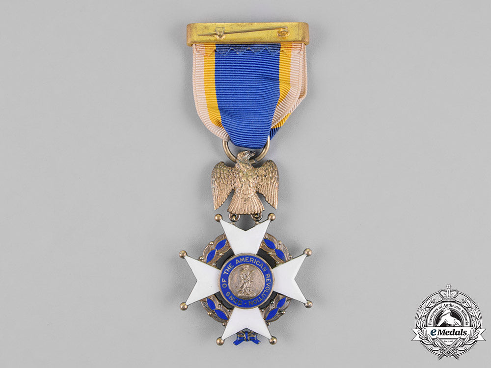 united_states._a_national_society_of_the_sons_of_the_american_revolution_membership_badge_c18-019639_1