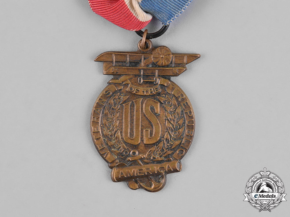united_states._a_united_veterans_of_the_republic_membership_badge_c18-019668
