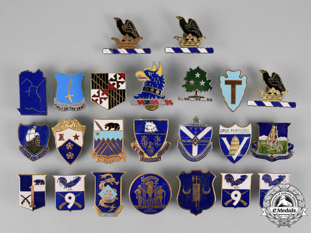 united_states._a_lot_of_seventy_military_insignia_badges_c18-020054