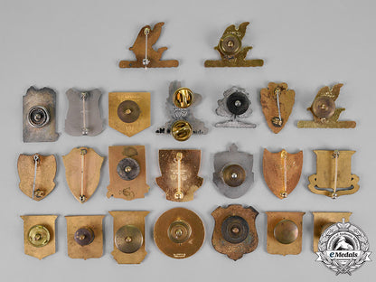 united_states._a_lot_of_seventy_military_insignia_badges_c18-020055