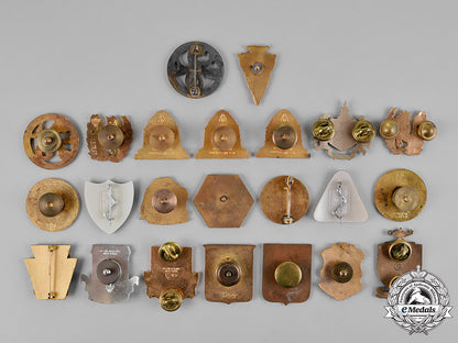 united_states._a_lot_of_seventy_military_insignia_badges_c18-020057
