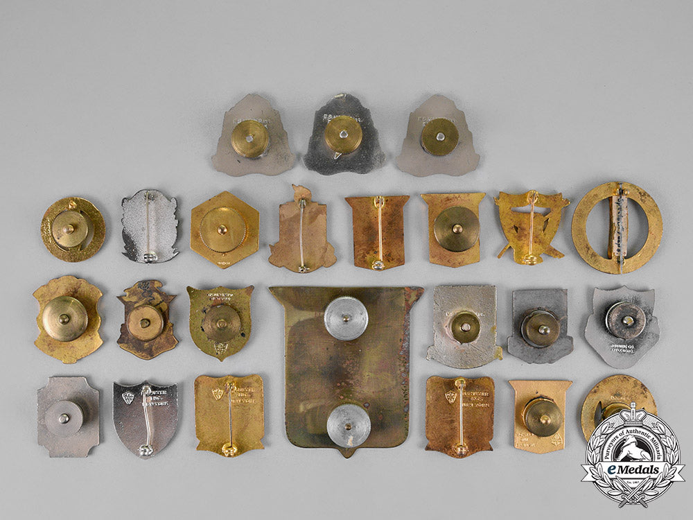 united_states._a_lot_of_seventy_military_insignia_badges_c18-020059