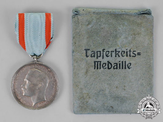 hessen-_darmstadt._a_silver_medal_for_bravery,_with_its_original_packet_of_issue_c18-020215