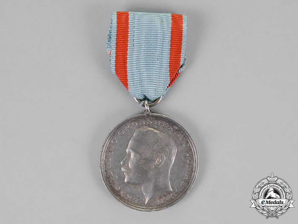 hessen-_darmstadt._a_silver_medal_for_bravery,_with_its_original_packet_of_issue_c18-020216