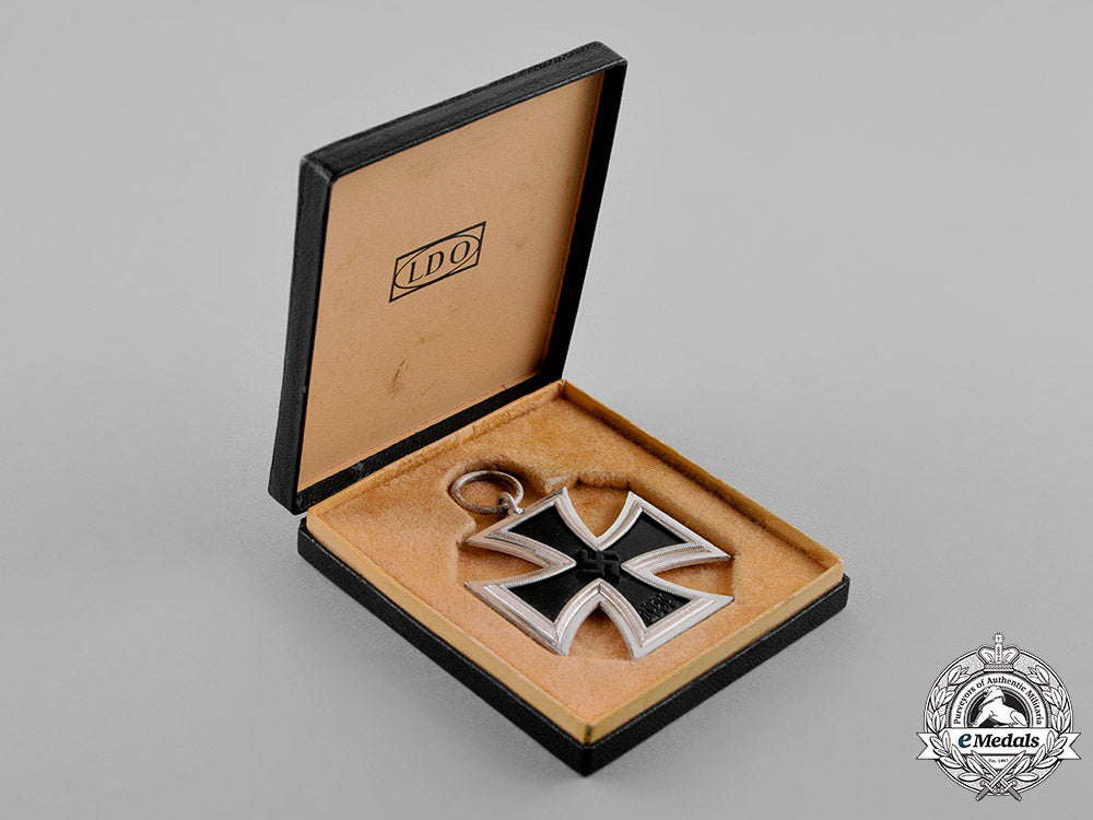 germany._a_mint_iron_cross1939_second_class,_in_its_ldo_presentation_case_c18-021311