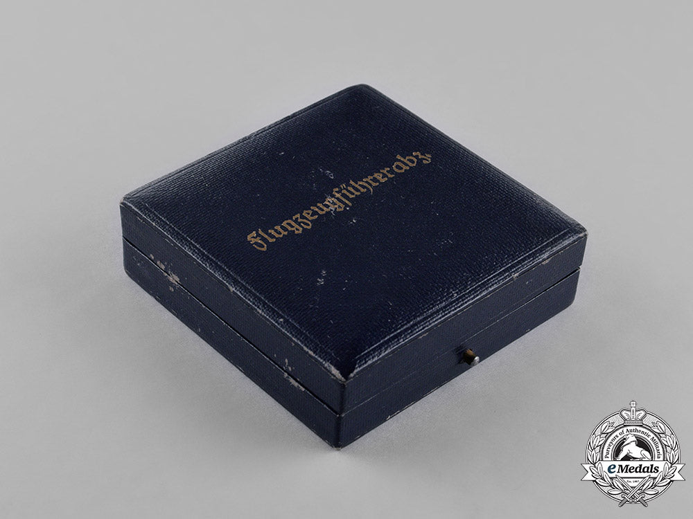 germany,_luftwaffe._a_luftwaffe_pilot’s_badge_in_its_presentation_case,_named_example,_by_f.w._assmann_c18-022723