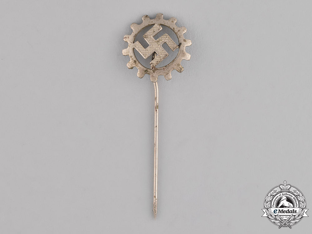 germany._a_grouping_of_two_daf_pins_and_badges_c18-022879