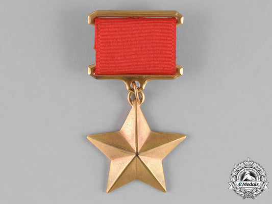 russia,_soviet_union._a_hero_of_the_soviet_union,_gold_star_medal,_museum_display_specimen_c18-023082