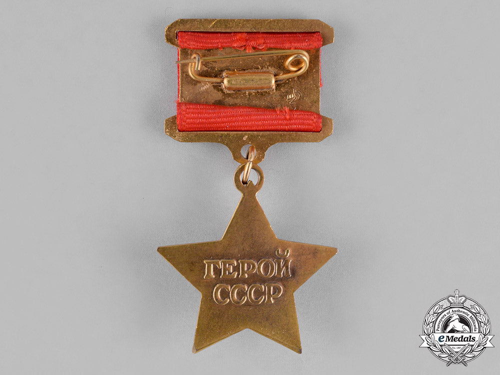 russia,_soviet_union._a_hero_of_the_soviet_union,_gold_star_medal,_museum_display_specimen_c18-023085