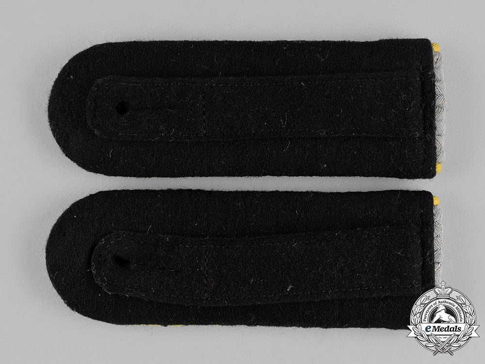 germany,_ss._a_cavalry_shoulder_boards_for_an_ss-_untersturmführer_c18-023264