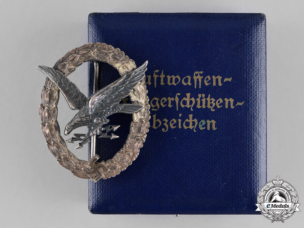 germany,_luftwaffe._an_early_radio_operator&_a/_g_badge,"_thin_wreath",_marked"_cej"_c18-023272