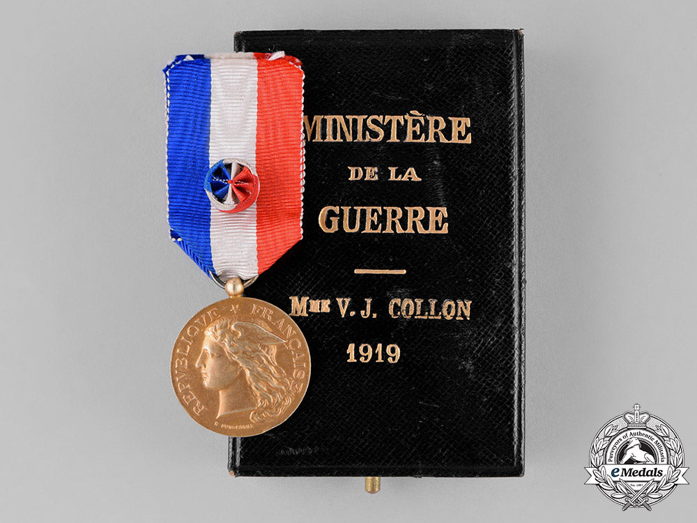 france,_republic._a_minister_of_war_honour_medal,1_st_class_in_gold_c18-023887