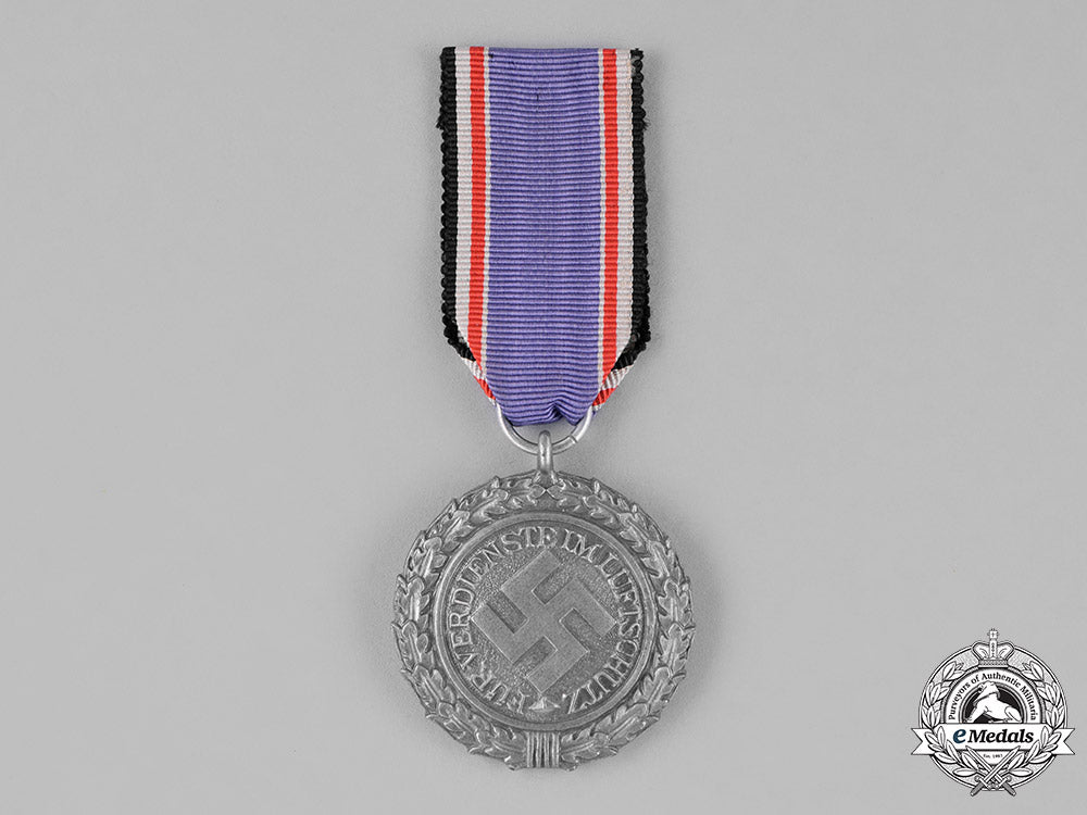 germany._an_air_raid_defense_medal,_second_class,_heavy_version_c18-024253