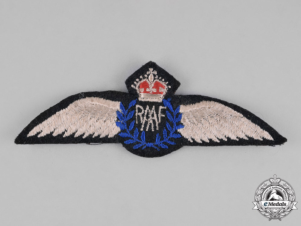 australia._a_royal_australian_air_force(_raaf)_pilot_wings,_c.1941_c18-024435
