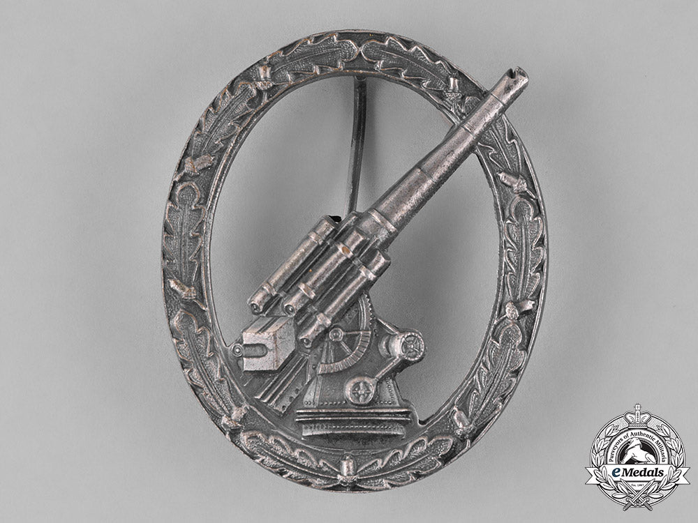 germany,_federal_republic._a_wehrmacht_flak_badge,_alternative1957_version_c18-024526