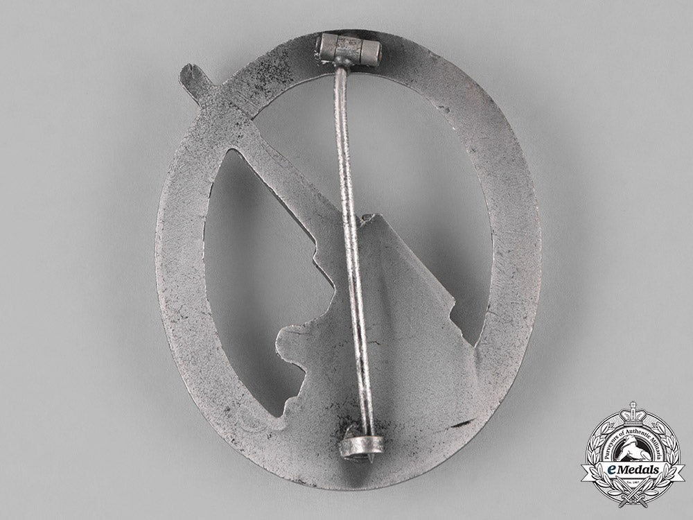 germany,_federal_republic._a_wehrmacht_flak_badge,_alternative1957_version_c18-024527