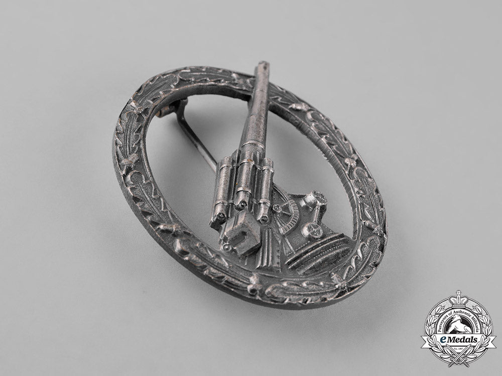germany,_federal_republic._a_wehrmacht_flak_badge,_alternative1957_version_c18-024528