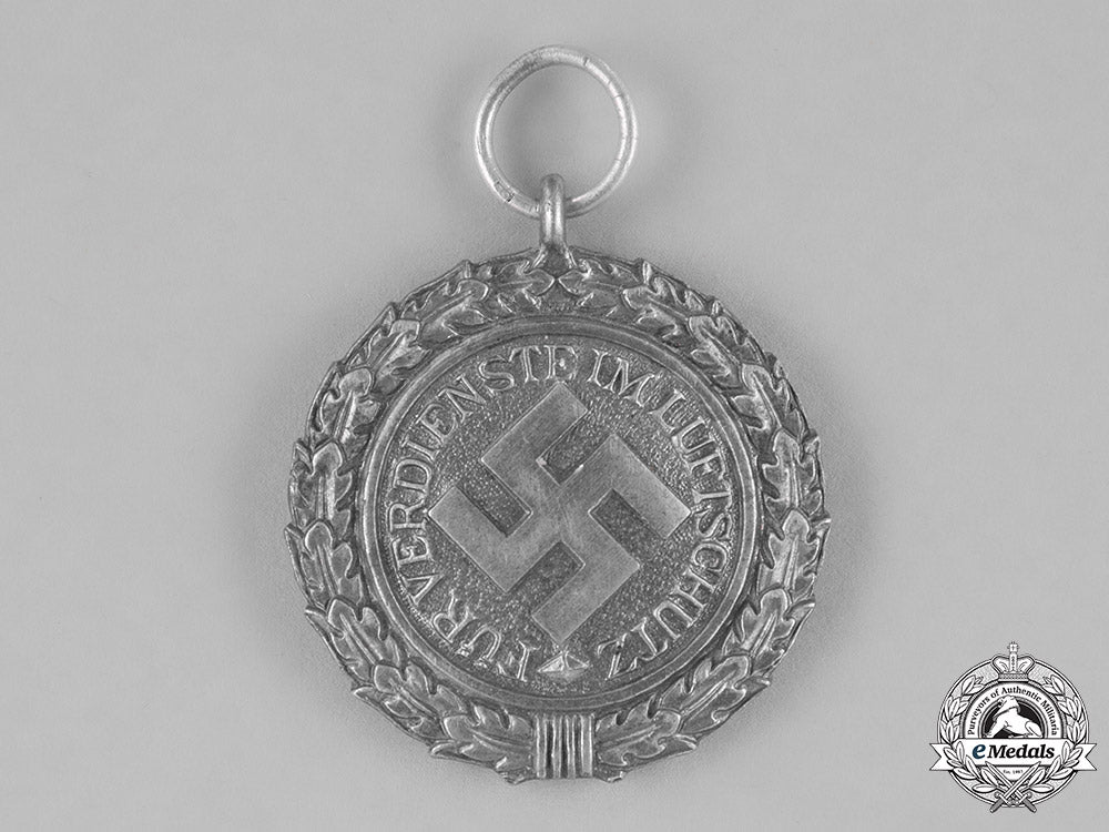 germany._an_air_raid_defence“_luftschutz”_medal:_second_class;_heavy_version_c18-024796