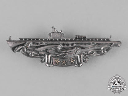 united_states._a_silver_star_group_to_commander_walling,_usn,_kia_aboard_the_submarine_uss_snook_c18-024914