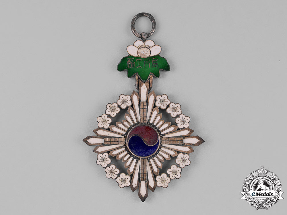 korea,_yi_dynasty._a_grand_order_of_the_golden_ruler,_i_class_grand_cordon,_c.1910_c18-025124
