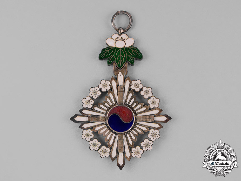 korea,_yi_dynasty._a_grand_order_of_the_golden_ruler,_i_class_grand_cordon,_c.1910_c18-025125