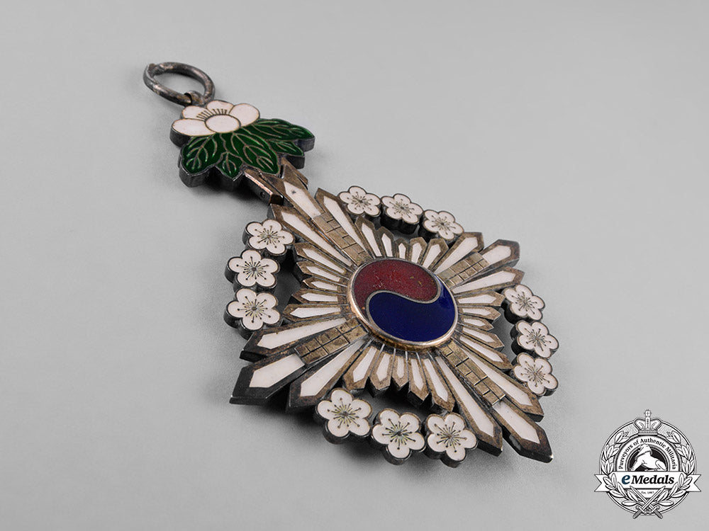 korea,_yi_dynasty._a_grand_order_of_the_golden_ruler,_i_class_grand_cordon,_c.1910_c18-025126