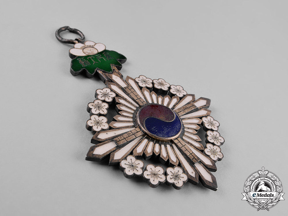 korea,_yi_dynasty._a_grand_order_of_the_golden_ruler,_i_class_grand_cordon,_c.1910_c18-025127