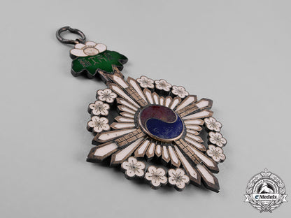 korea,_yi_dynasty._a_grand_order_of_the_golden_ruler,_i_class_grand_cordon,_c.1910_c18-025127