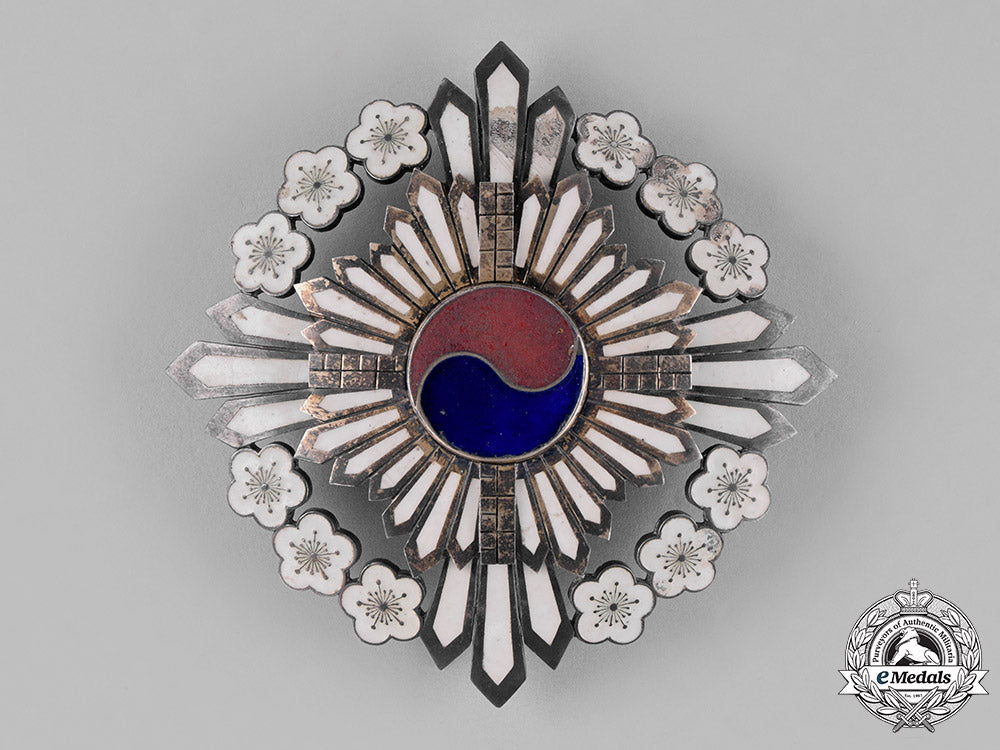korea,_yi_dynasty._a_grand_order_of_the_golden_ruler,_i_class_grand_cordon,_c.1910_c18-025128