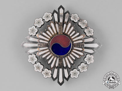korea,_yi_dynasty._a_grand_order_of_the_golden_ruler,_i_class_grand_cordon,_c.1910_c18-025128