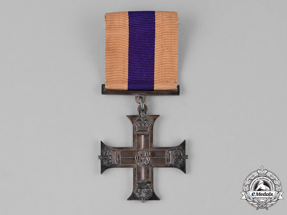 united_kingdom._a_first_war_military_cross,_cased,_to_lieutenant_victor_carrington_lucas,_royal_field_artillery,_kia_during_the_battle_of_messines_c18-025606