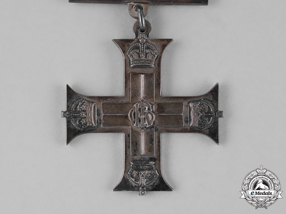 united_kingdom._a_first_war_military_cross,_cased,_to_lieutenant_victor_carrington_lucas,_royal_field_artillery,_kia_during_the_battle_of_messines_c18-025607