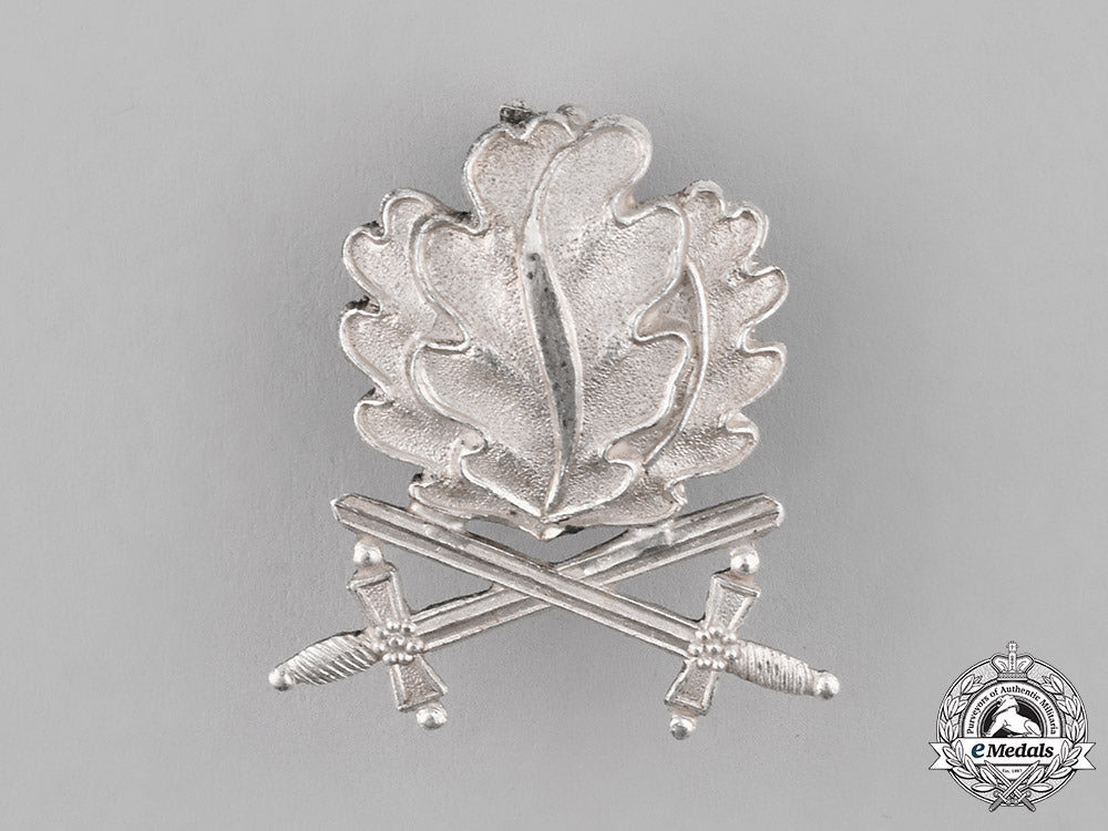 germany,_federal_republic._a_set_of_oakleaves_with_swords_to_the_knights_cross1939,_alternative1957_version_c18-025674_1