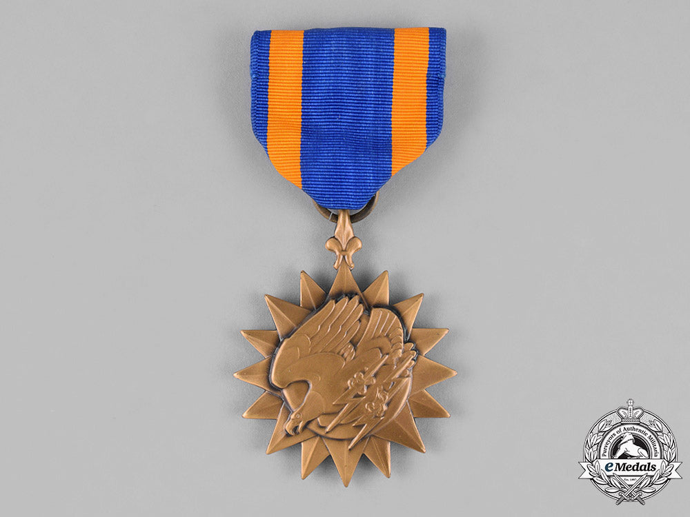 united_states._an_air_medal_to_staff_sergeant_lewis_j._huffaker,17_th_tactical_reconnaissance_squadron,5_th_air_force_c18-025751_1
