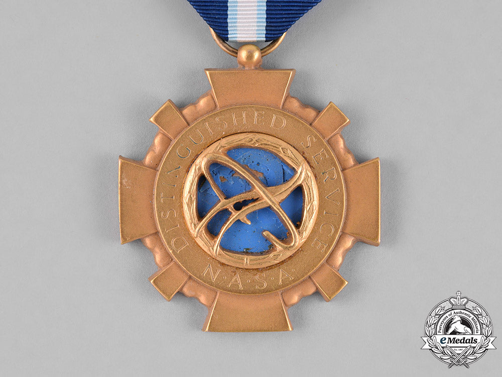 united_states._a_nasa_distinguished_service_medal,_c18-026515