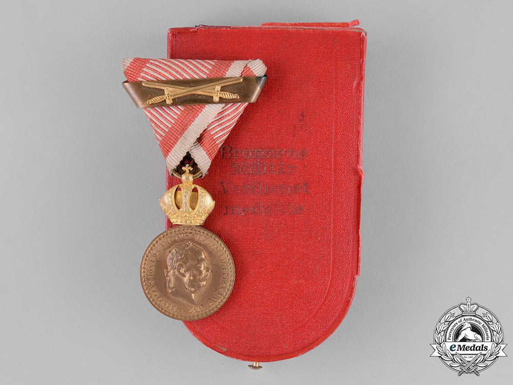 austria,_empire._military_merit_medal,_bronze_grade_with_case_c18-026878