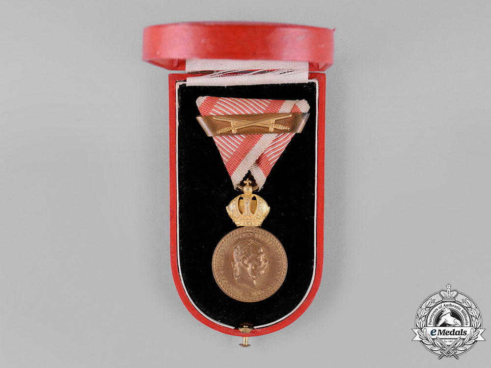 austria,_empire._military_merit_medal,_bronze_grade_with_case_c18-026884