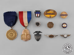 United States. Twenty-Five Insignia, Badges, And Items